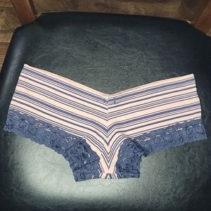 Cheeky lacy hipster panties